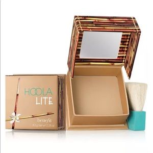 HOOLA Benefit bronzer in shade LITE